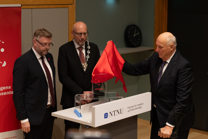 Kongen avduket grunnsteinen og åpnet Nasjonalforeningens demensforskningssenter. Foto: Einar Mæland Jensen / NTNU